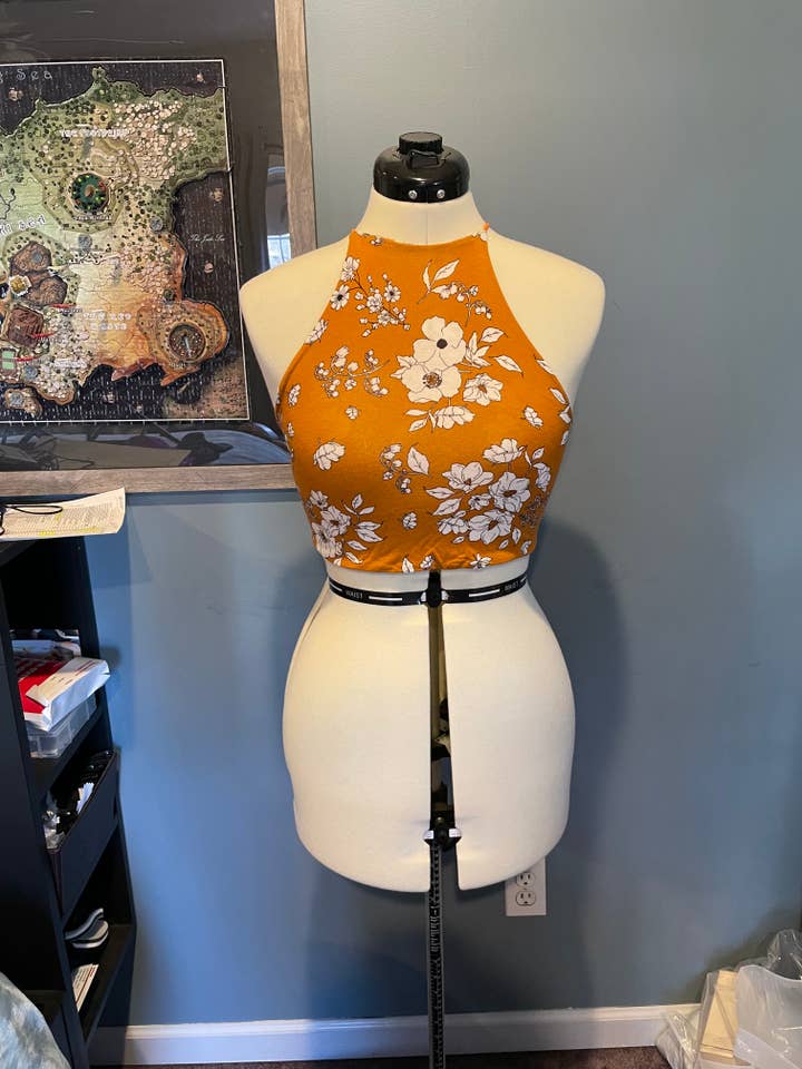 Strappy Back Crop Top för wholesale av First Bloom Fashion