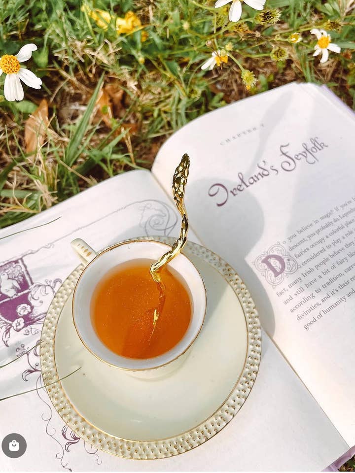 Gilded Lily for wholesale by Gilded Coach Teas