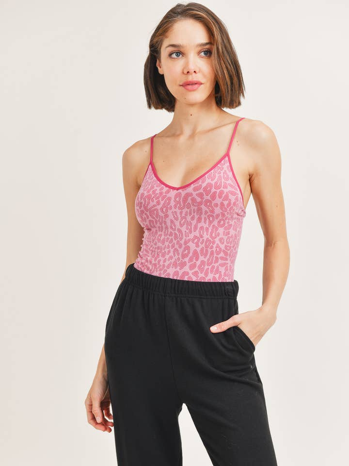 AT7597 - BODY CAMI CON SCOLLO A V CON STAMPA LEOPARDATA per la vendita all'ingrosso da parte di ANWND