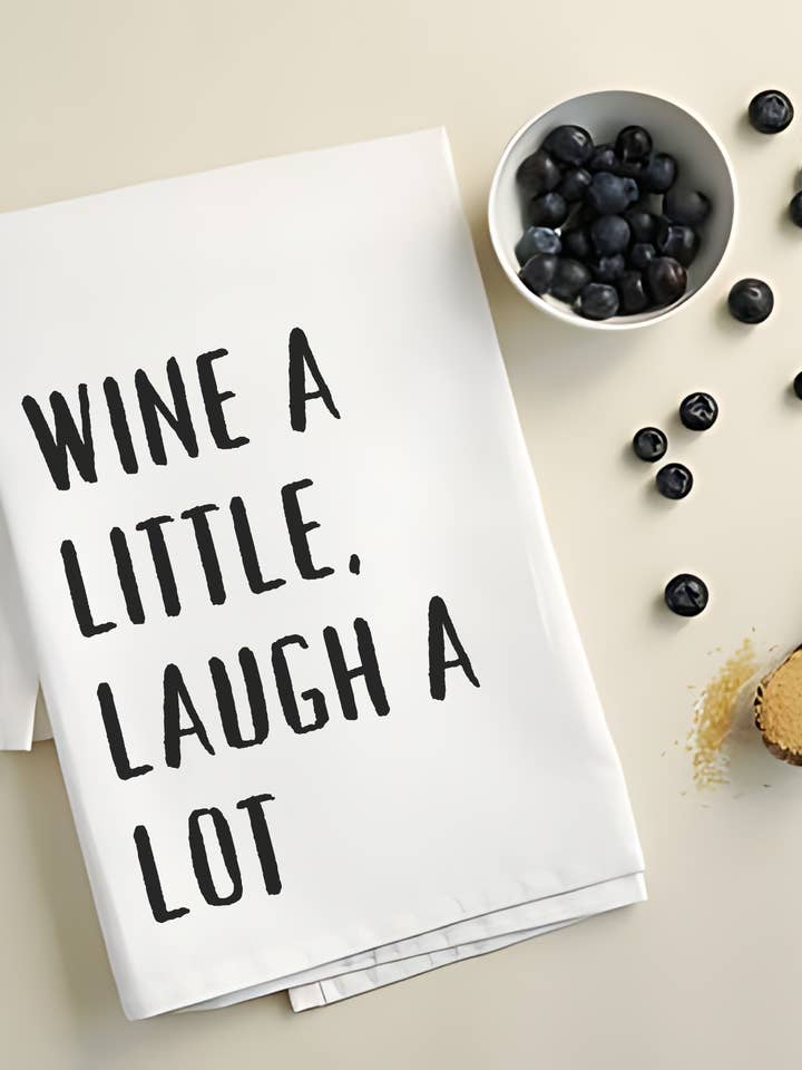 Wine a Little, Laugh A Lot — Lustiges Küchentuch für Weinliebhaber für den Großhandel von Inklusive Printing, Designs & More
