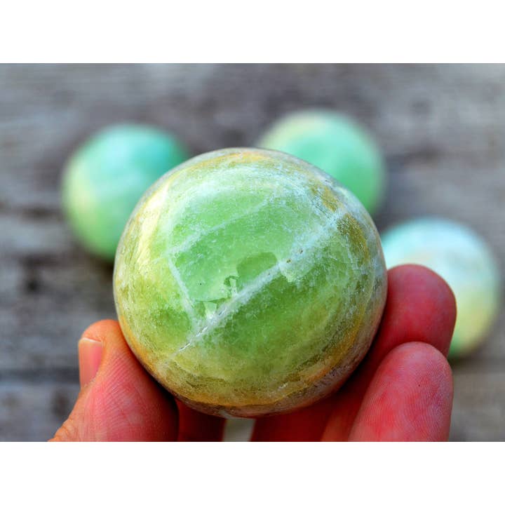 Kaia & Crystals – Engroshandel Spirituelle sten og krystaller – PistacieKalcit Kugler 1 kg (3-6 stk) - (40 mm - 60 mm)5