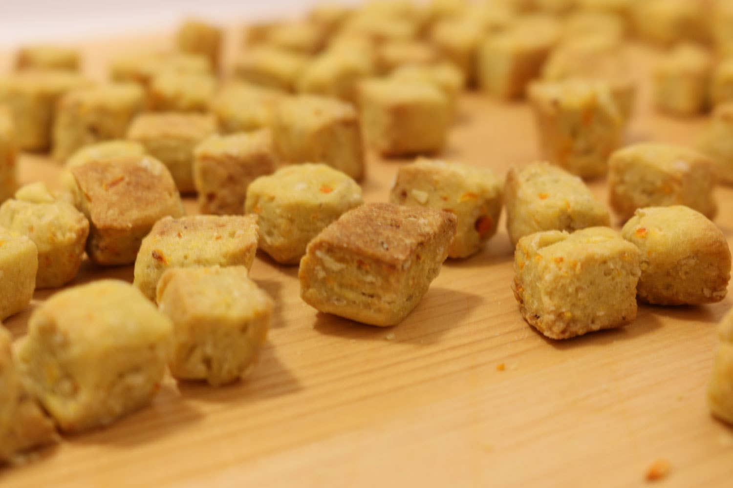 MAISON BONSIEN – Engroshandel Godbid - Hund – Sprøde godbidder til hunde med æble og gulerod1