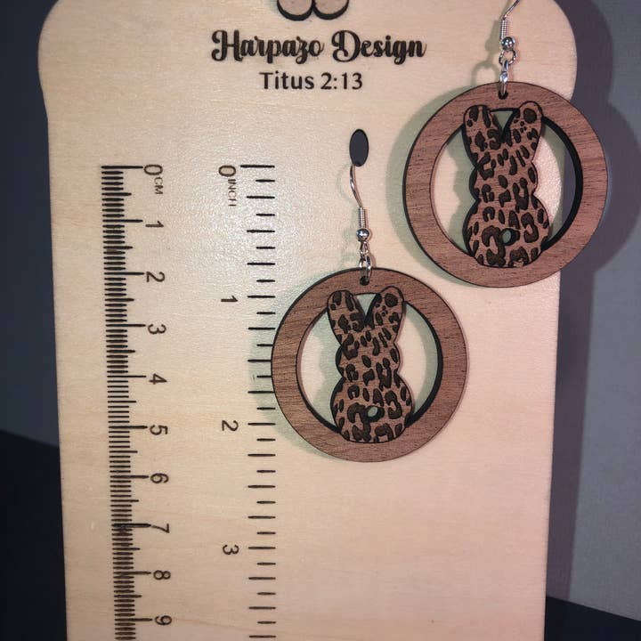 Sapele Wood Bunny i Leopard Print Runda Drop Örhänge för wholesale av Harpazo Design