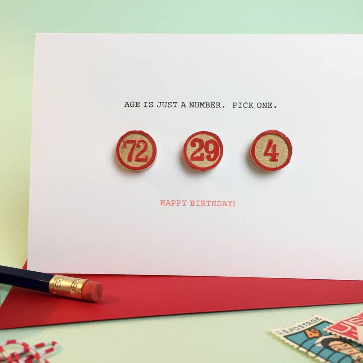 L'ETÀ È SOLO UN NUMERO. BUON COMPLEANNO! Biglietto d'auguri per la vendita all'ingrosso da parte di fracas studios.