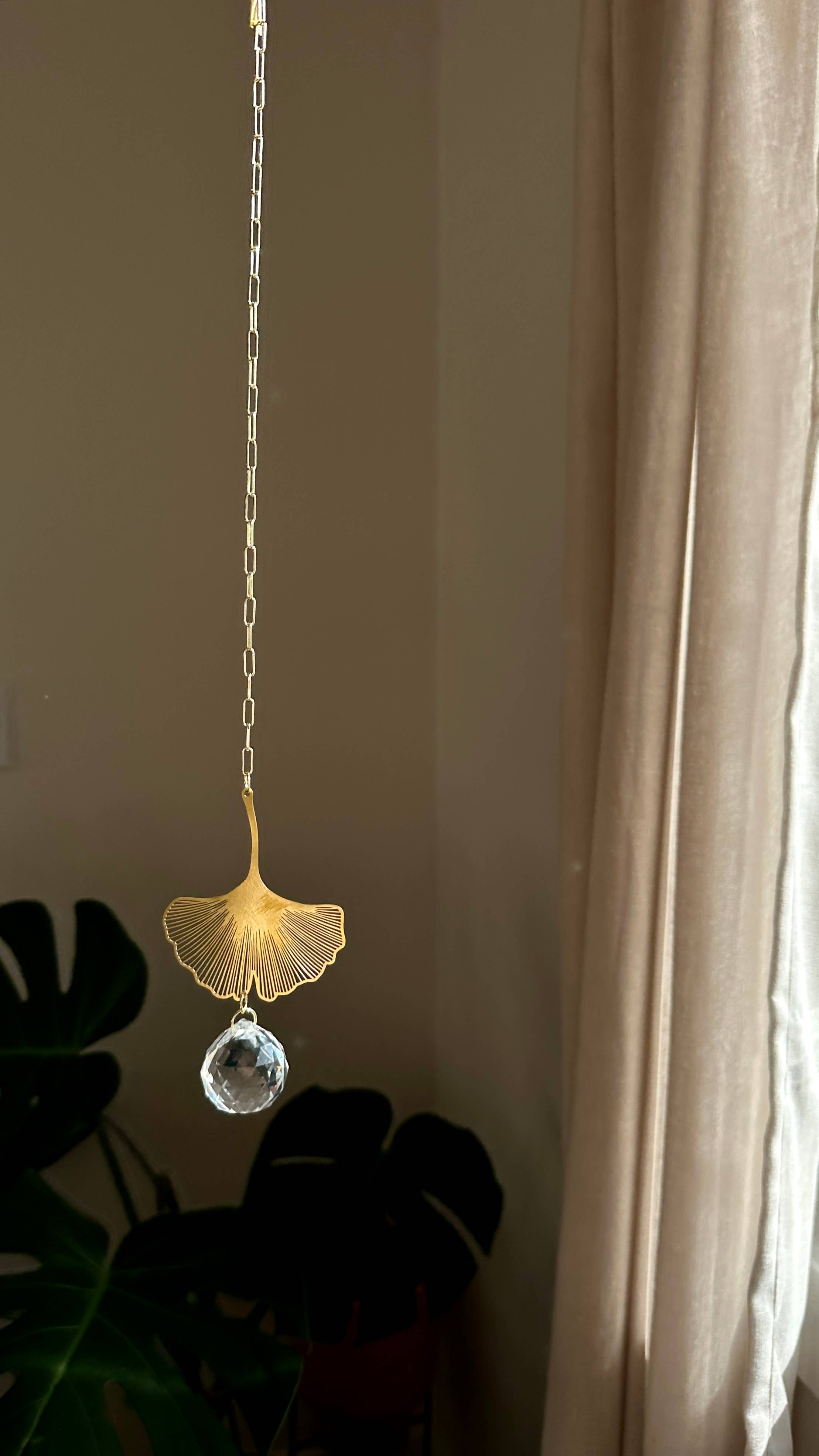 Ombra & Luce – wholesale Suncatcher – Giant Leaf Suncatcher Wall Hanging, Rainbow Maker, Ginkgo