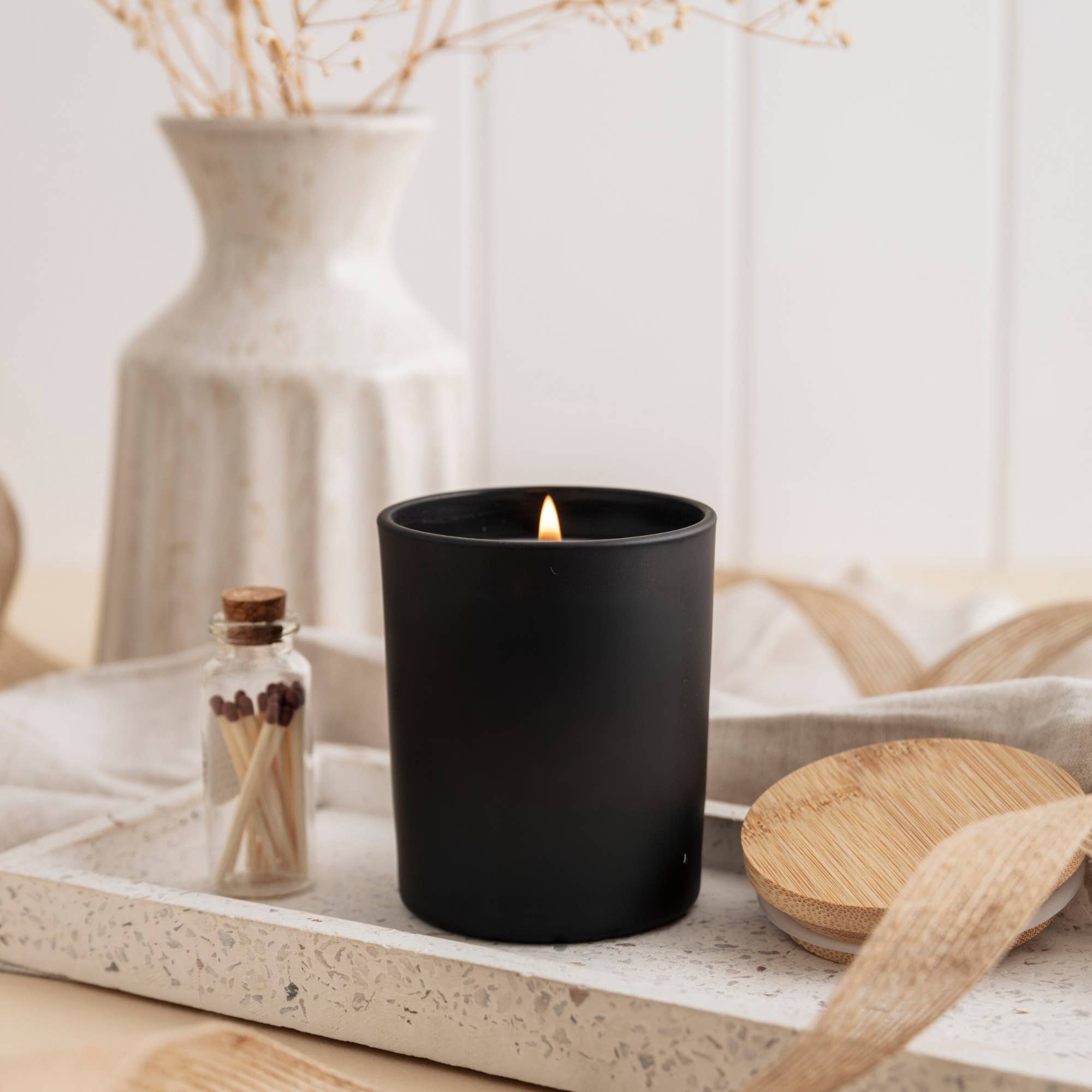 Happy Inky - Vente Bougie en bocal - Bougie végane en cire de soja avec couvercle en bois – pots noirs ou blancs7