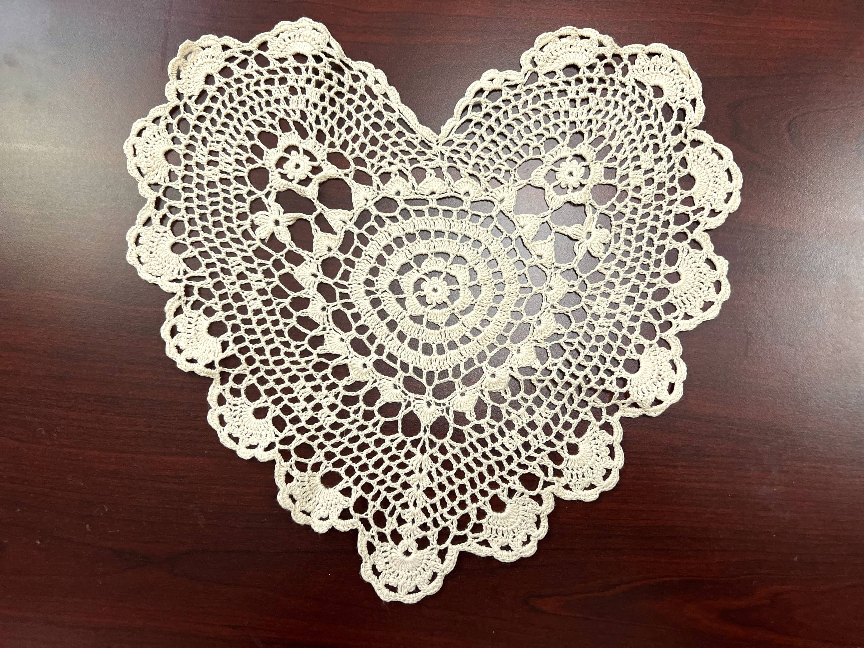 Ecru Annie's Treasures håndhæklede hjerteformede dugservietter for engroshandel på Faire9