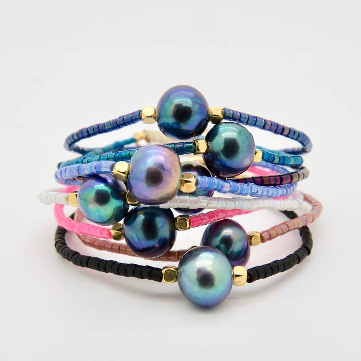 Ferskvandsperlearmbånd med påfuglefarver - Sæt med 8 for engroshandel hos Rosamariposa