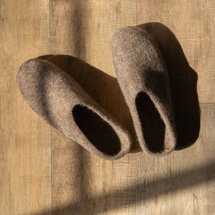 Fuzzy cove – Engroshandel Slippers - Herre – Earth Brown | Herre økologiske merino uld hjemmesko