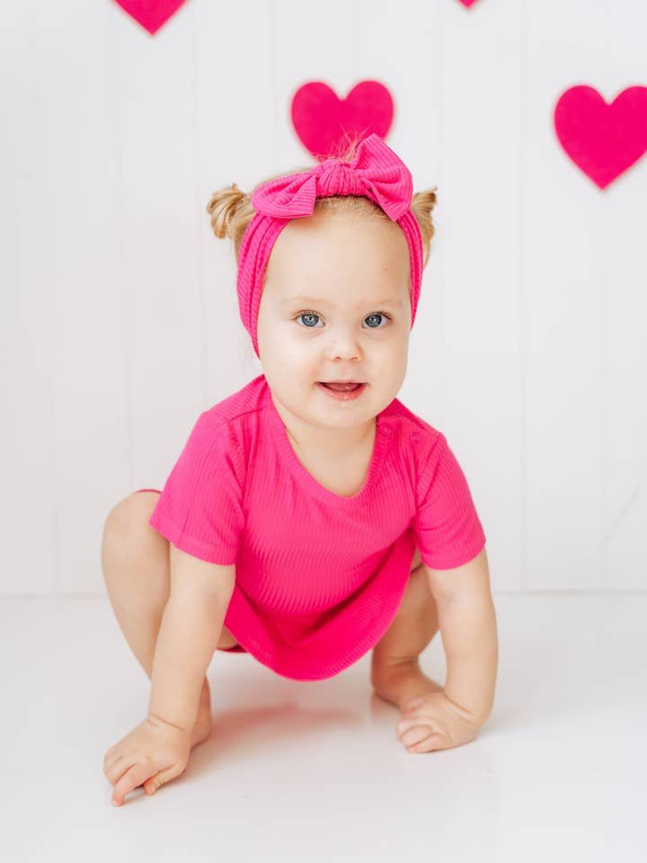 Dream Big Little Co. – wholesale Klänning - Baby – VARM ROSA RIBBDRÖM-BODYSUIT KLÄNNING