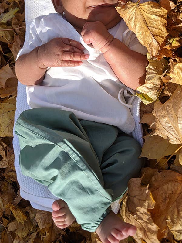 HAUT ANGRAKHA BLANC ESSENTIEL EN COTON BIOLOGIQUE UNISEXE ET PANTALON MENTHE pour la vente par House of Amaya