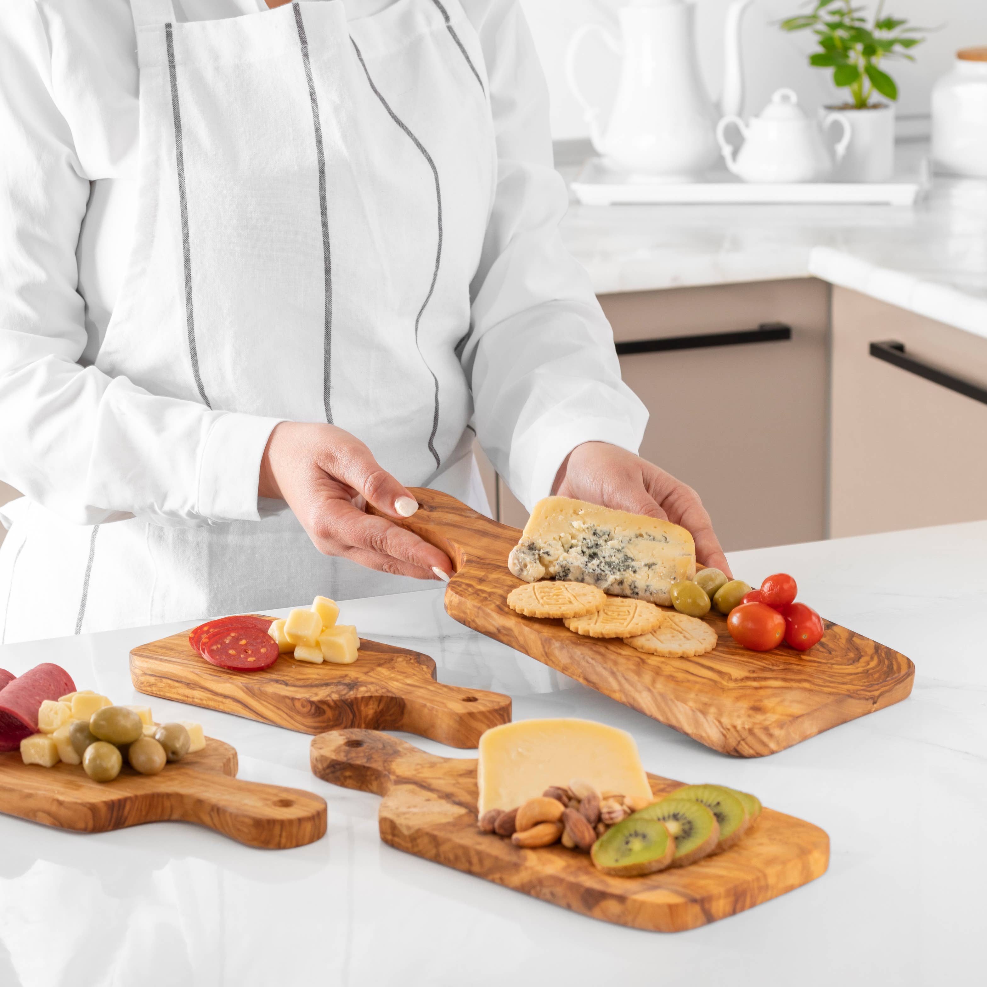 ArtisRaw Olive Wood - Wholesale Cutting Board - Rectangular Olive Wood Cutting Board with Handle2