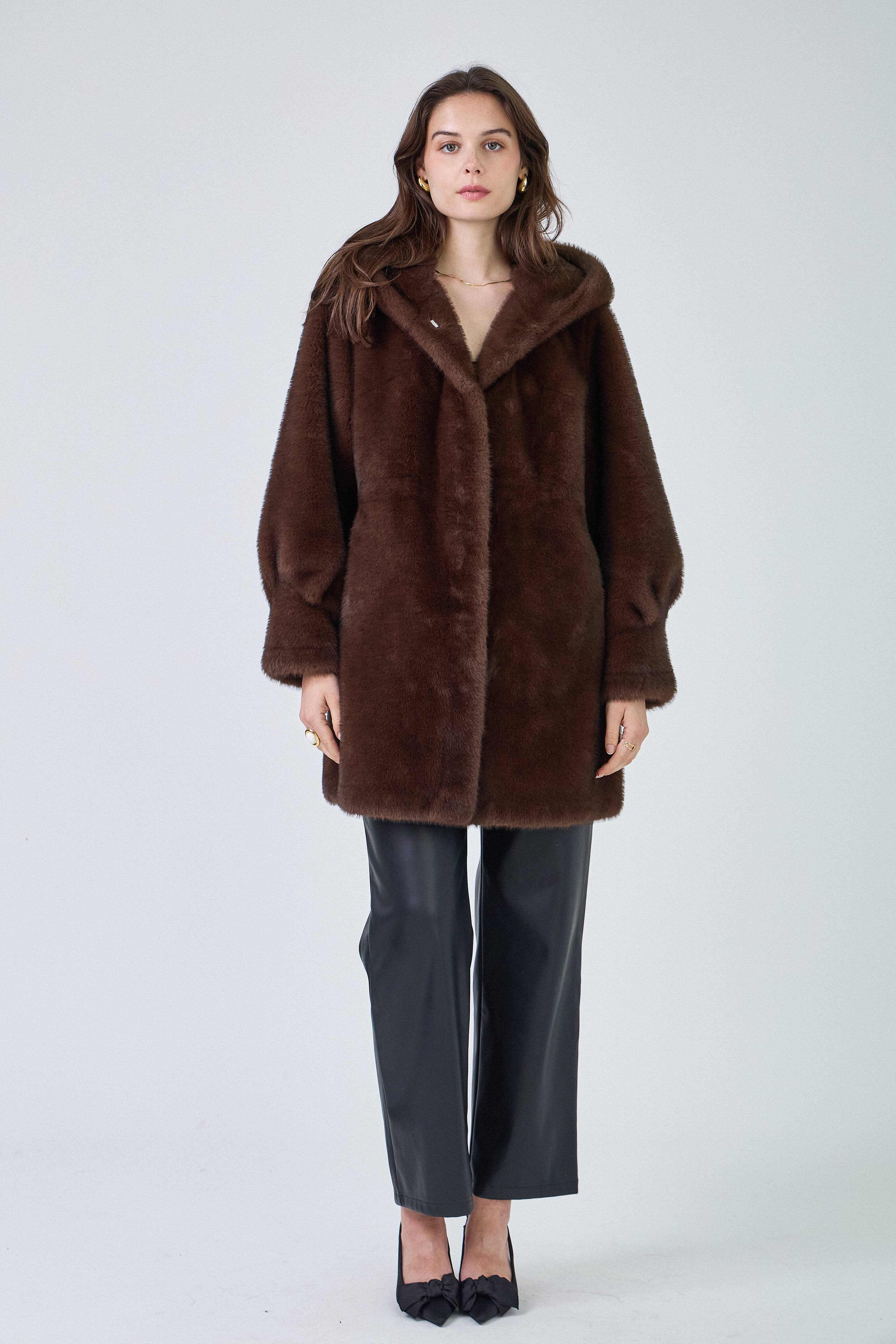 Giovanni Paris – wholesale Päls/fuskpäls - Dam – Lisa's kappa i midjelång fuskpäls med huva och dragsko i midjan16