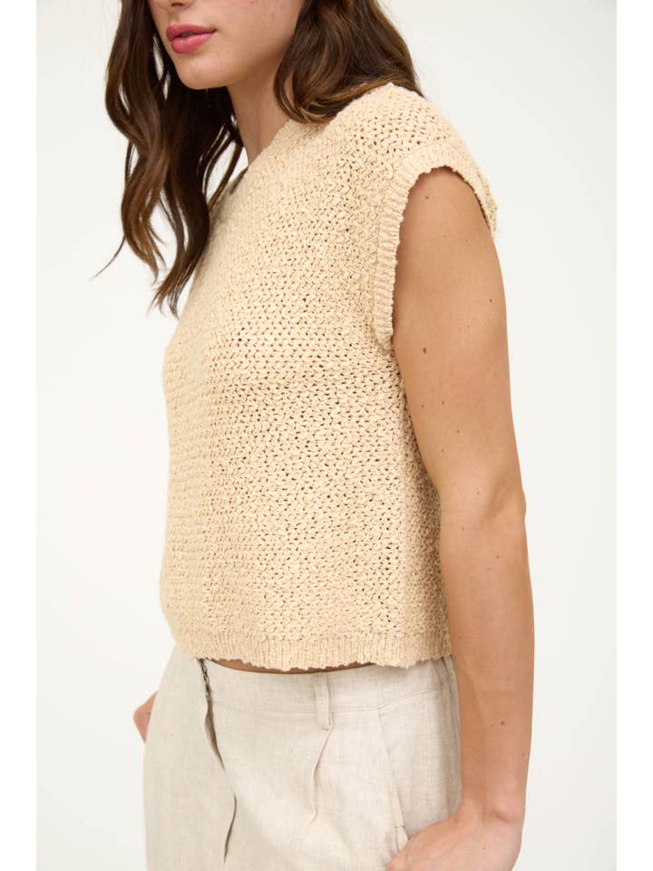 The Workshop Studio – wholesale Pullovertröja - Dam – STRUKTURERAD STICKAD TRÖJA MED RUND HALS OCH KORTA ÄRMAR7