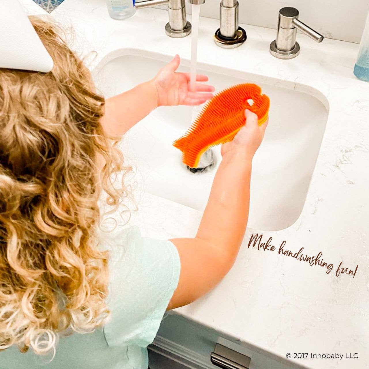 Innobaby on Faire - Venta al por mayor Juguete para la bañera - Bebés - Exfoliante de baño de silicona, divertido cepillo con forma de pez, juguete de baño para bebés18