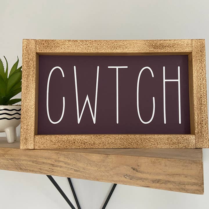 Signe Cwtch pour la vente par Finn & I