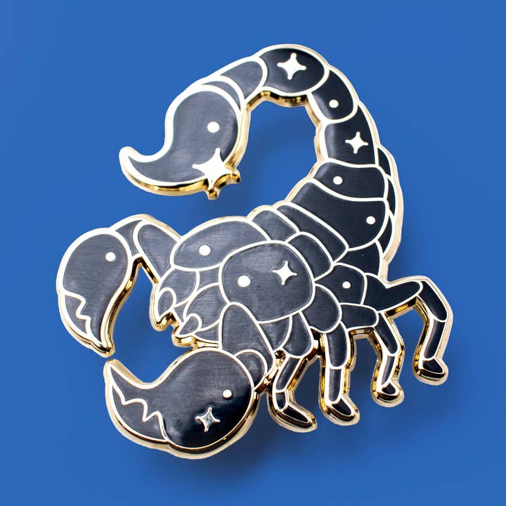 Spilla in smalto duro dello Scorpione dello Zodiaco per la vendita all'ingrosso da parte di Leon Römer Illustraties