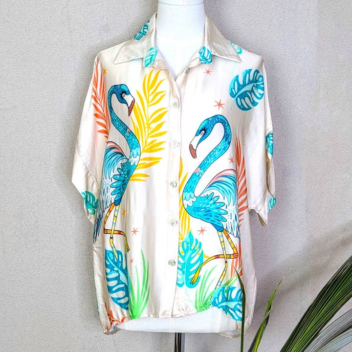 Top di lusso in misto seta e viscosa con bottoni, stampa di fenicotteri sul davanti e sul retro. per la vendita all'ingrosso da parte di Tempest Designs