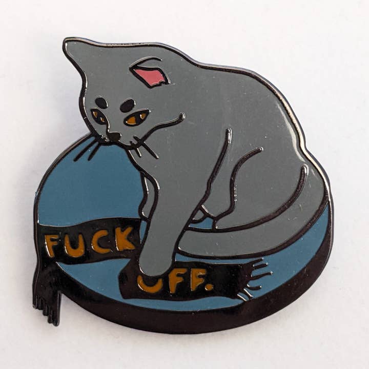 Spilla smaltata F*ck Off Kitty per la vendita all'ingrosso da parte di Amy in the Aether Art