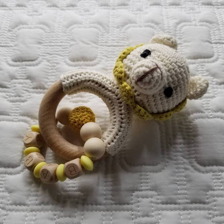 Hochet Lino crocheté à la main avec dentition pour la vente par D & C TOYS