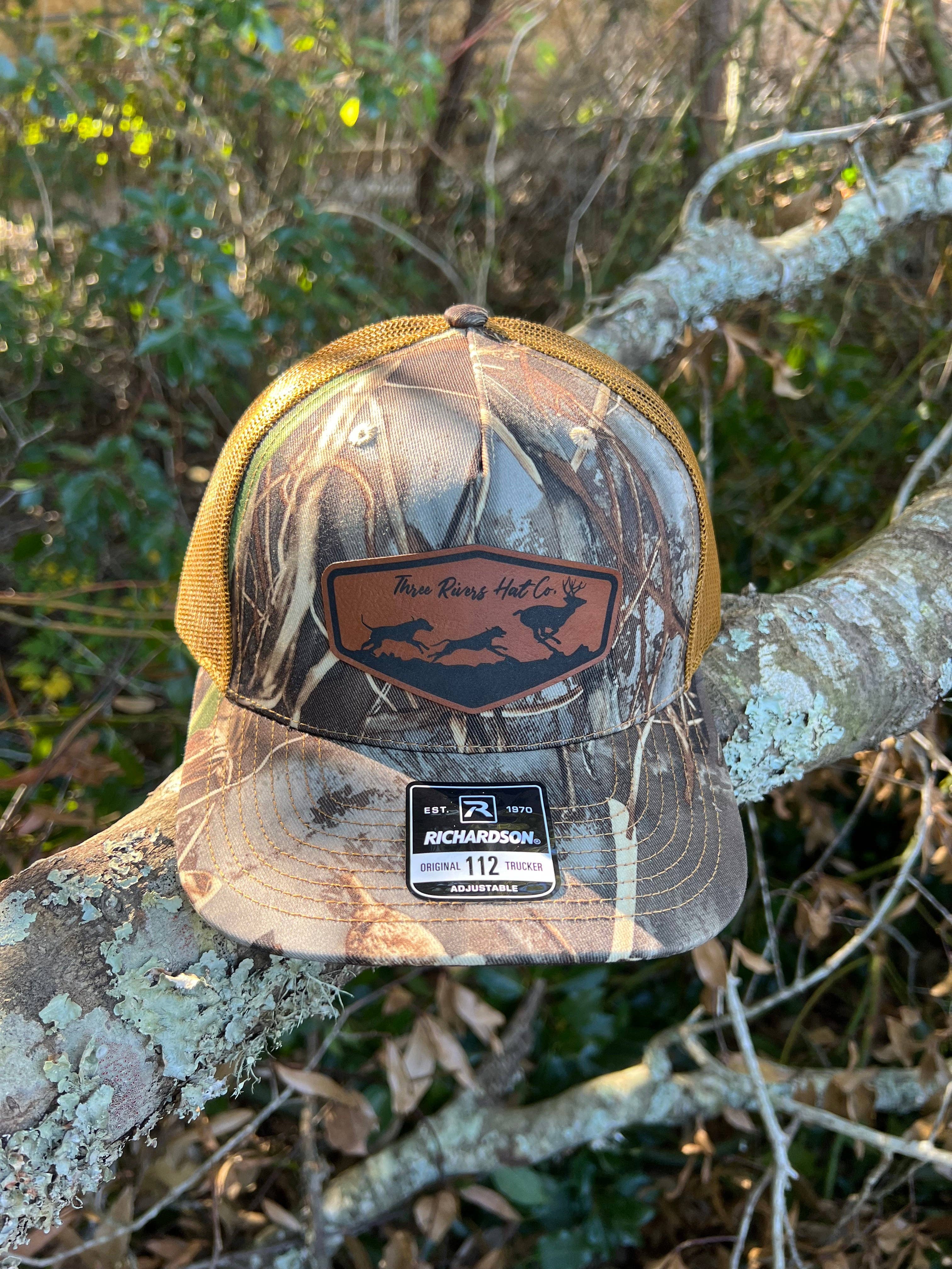 Three Rivers Hat Co. – Großhandel Trucker-Cap – Unisex – Hirschhundejagd - Trucker Snapback - Richardson 112 - Schnallenaufnäher1