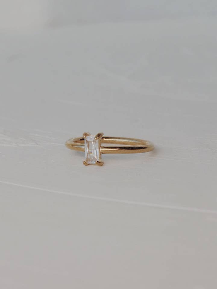 Anello Azuriah in Trasparente per la vendita all'ingrosso da parte di Olive Branch Jewelry & Co.