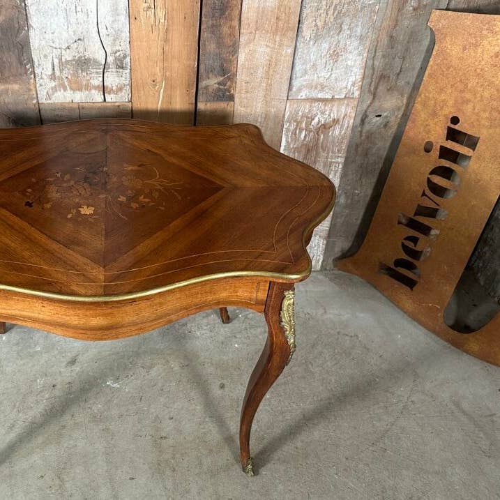 Antiker französischer Marketerie-Serpentin-Walnusstisch für den Großhandel von belvoir