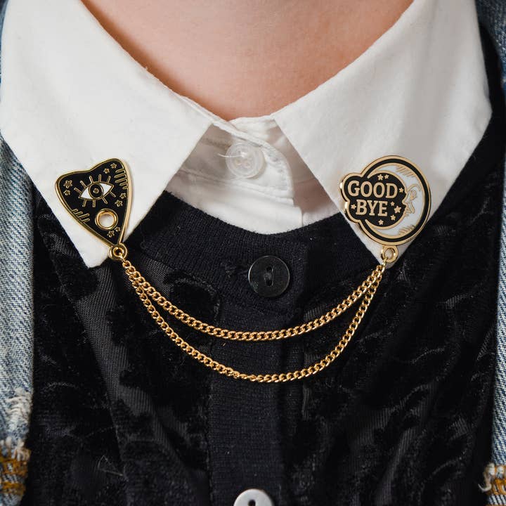 Ensemble de pin's de col Ouija en émail dur avec chaîne | Pin's de revers pour la vente par Comfhaus