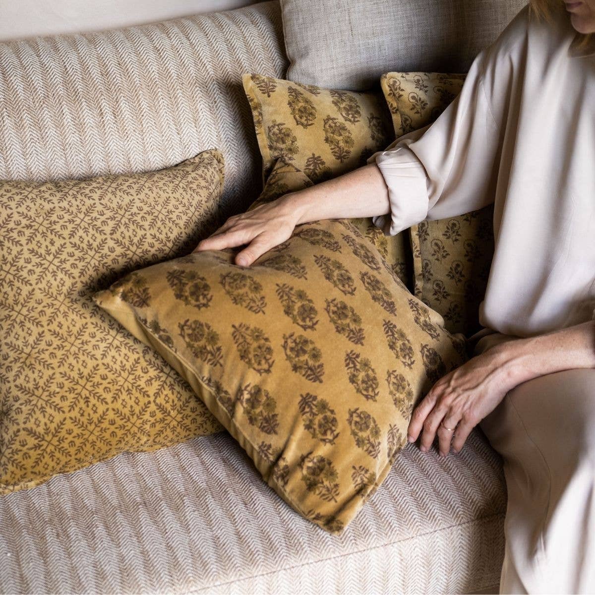 Andrea House – Großhandel Zierkissen – Vintage Kissen aus gelbem Samt 45 x 45 cm1