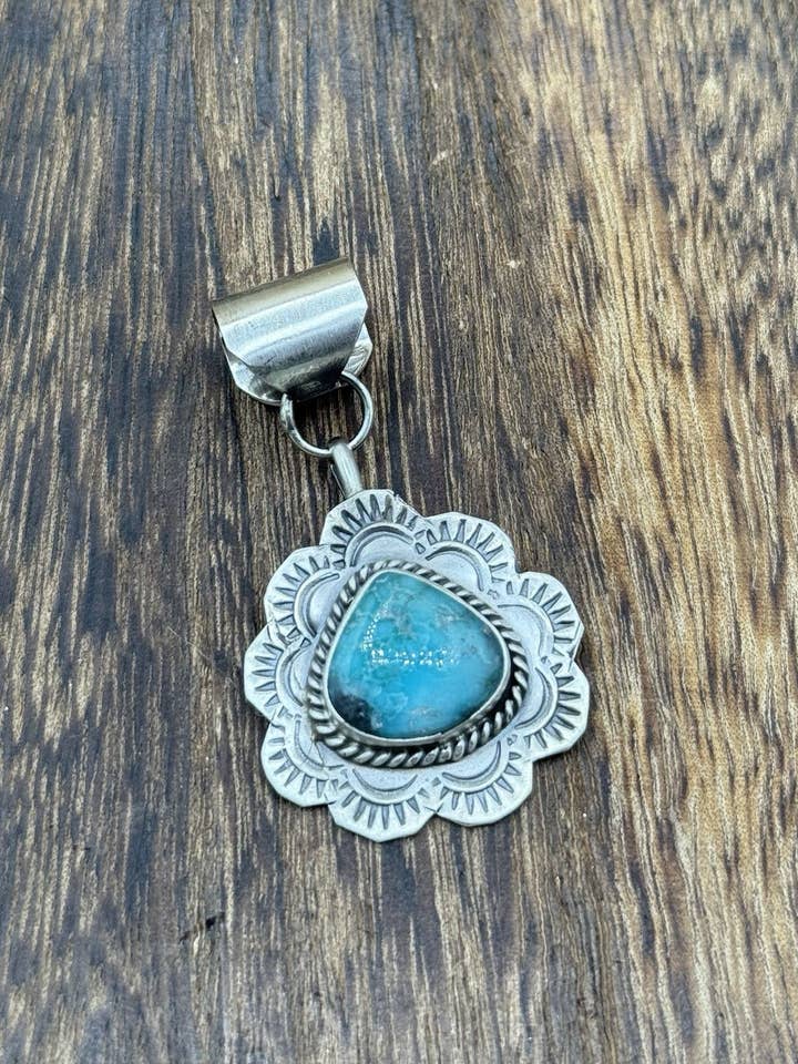 Pingente de Prata Esterlina Feito à Mão Navajo com Design Estampado de Pássaro Azul Turquesa. por atacado de Native City Jewelry
