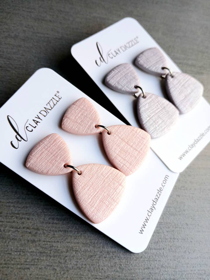 SHAINA Dangles (Rosa, Lila) för wholesale av Clay Dazzle®