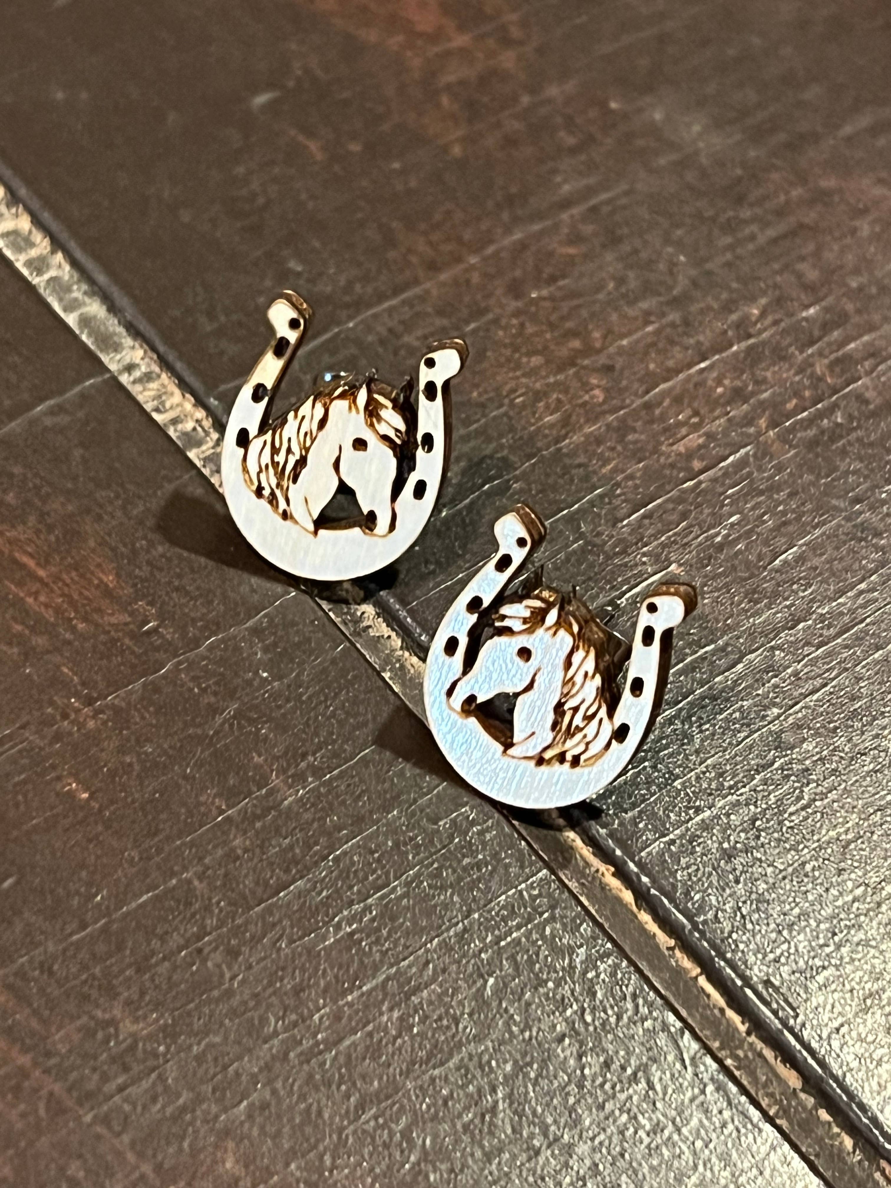 Suchfungoods - Vendita all'ingrosso Orecchini a bottone - Orecchini a bottone a ferro di cavallo1