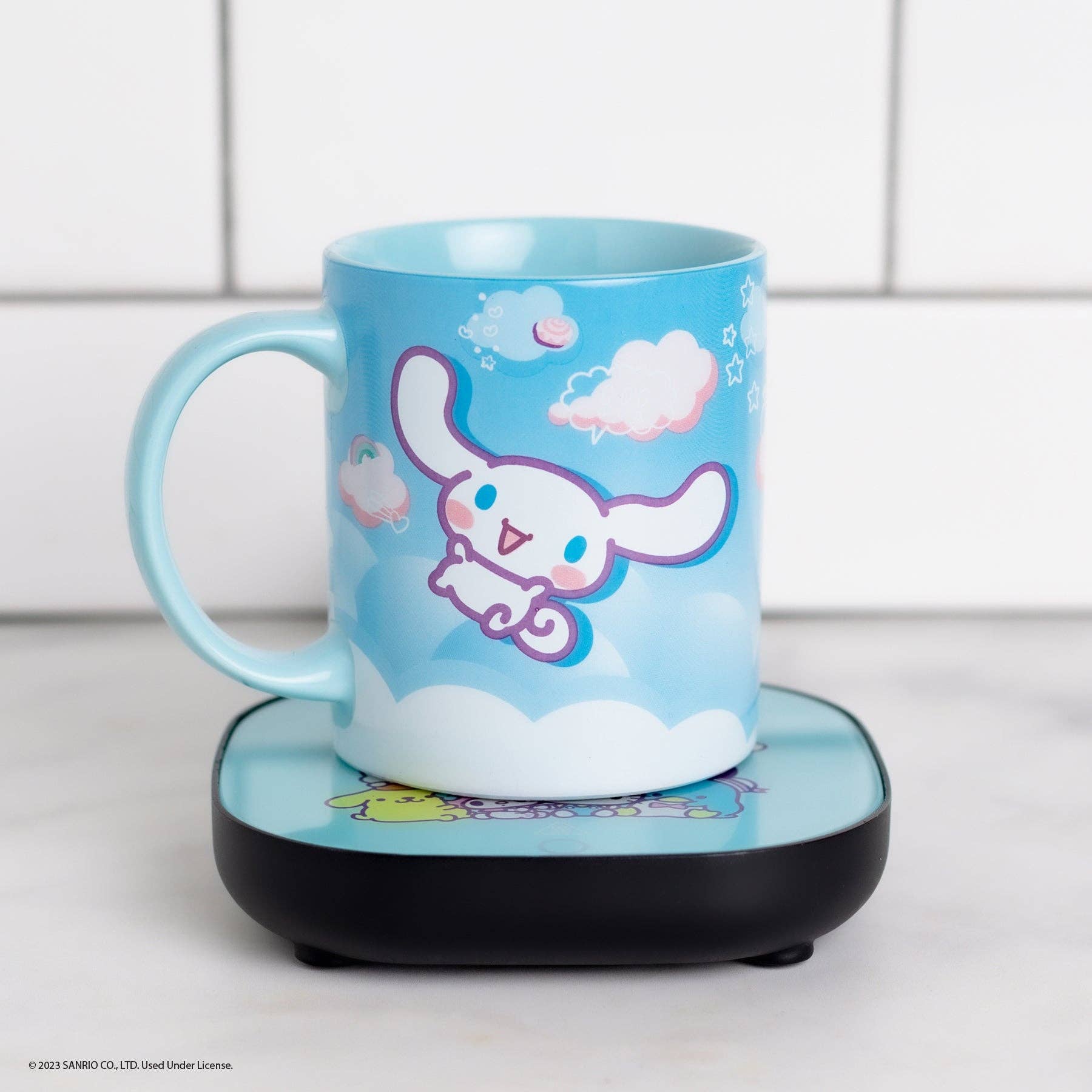 Uncanny Brands - Vente Appareils électroménagers - Tasse à café avec chauffe-tasse électrique Cinnamoroll Hello Kitty et ses amis par Uncanny Brands1