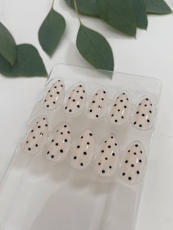 Dottie pour la vente par Nightie Nails