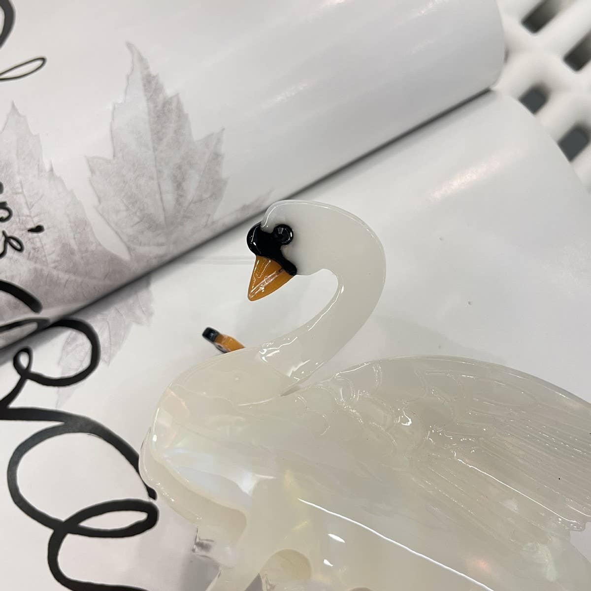 ACCITY - Wholesale Hair Clip - Women's - FASHIONABLE WHITE SWAN ACETIC ACID HAIR CLIP_CWAHA05495