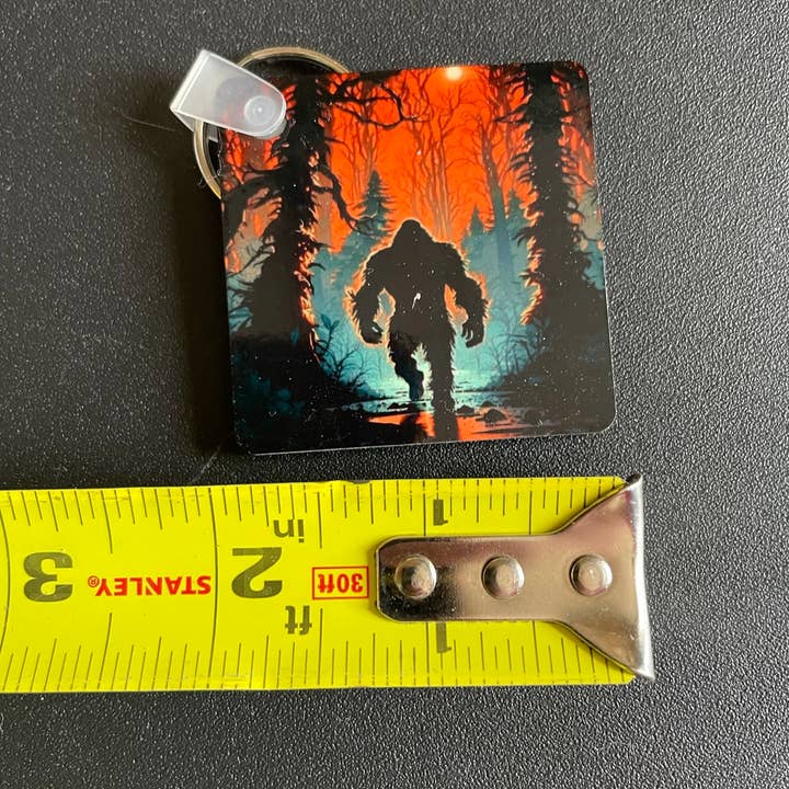 Squatchin’ Country – Porta-chaves - Unissexo por atacado – Porta-chaves Squatchin' Country Coloriful Bigfoot3