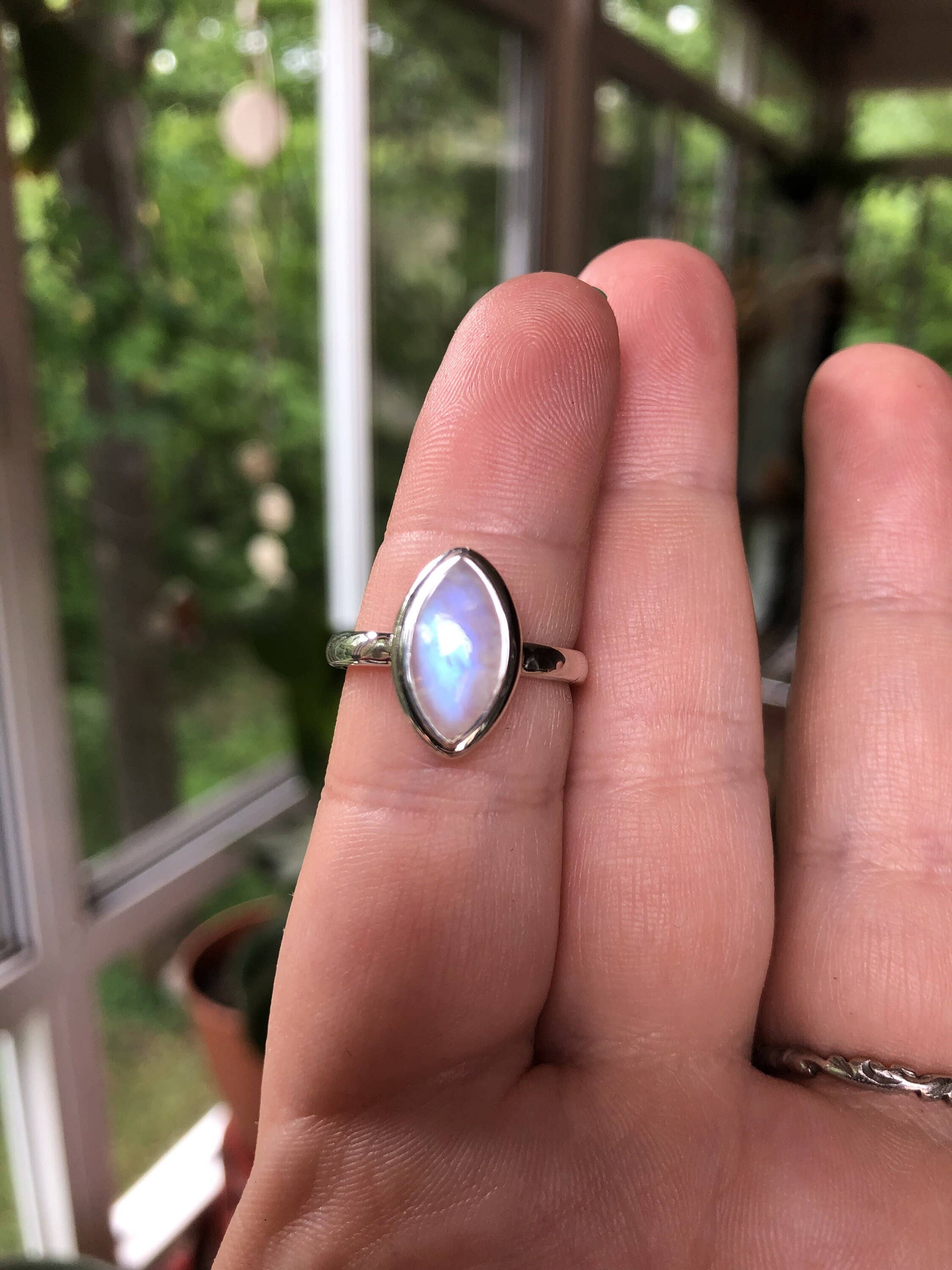 Farmhouse Moon - Vente Bague de cocktail/de cérémonie - Bague tendance en argent sterling arc-en-ciel Moonstone faite à la main1