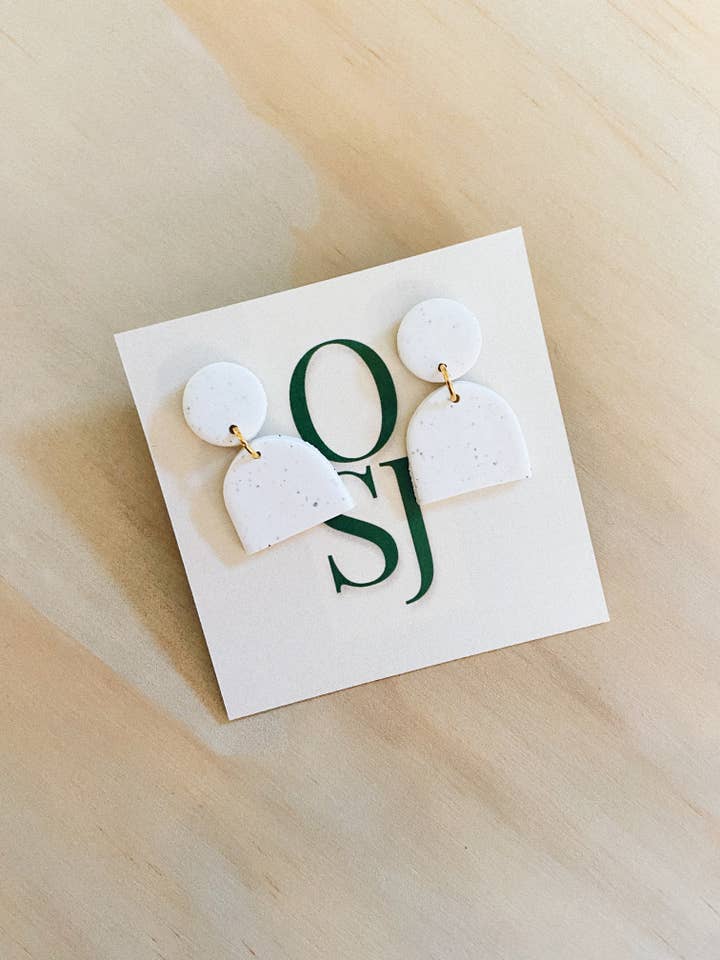 Witte klei oorbellen, minimalistische polymeerklei oorbellen voor wholesale door Olive St Jewelry