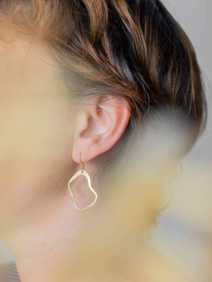 boucles d'oreilles graphiques, doré pâle pour la vente par Liniata