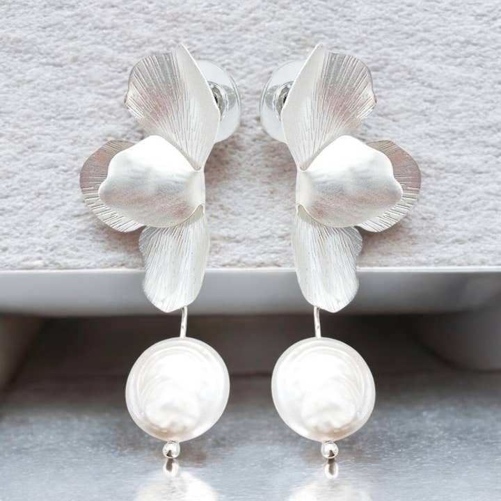 Athena Bridal Jewellery - Vendita all'ingrosso Orecchini pendenti - COLLEZIONE ATHENA - ORECCHINI PENDENTI CON PERLA E FIORE - CZER875 ORO