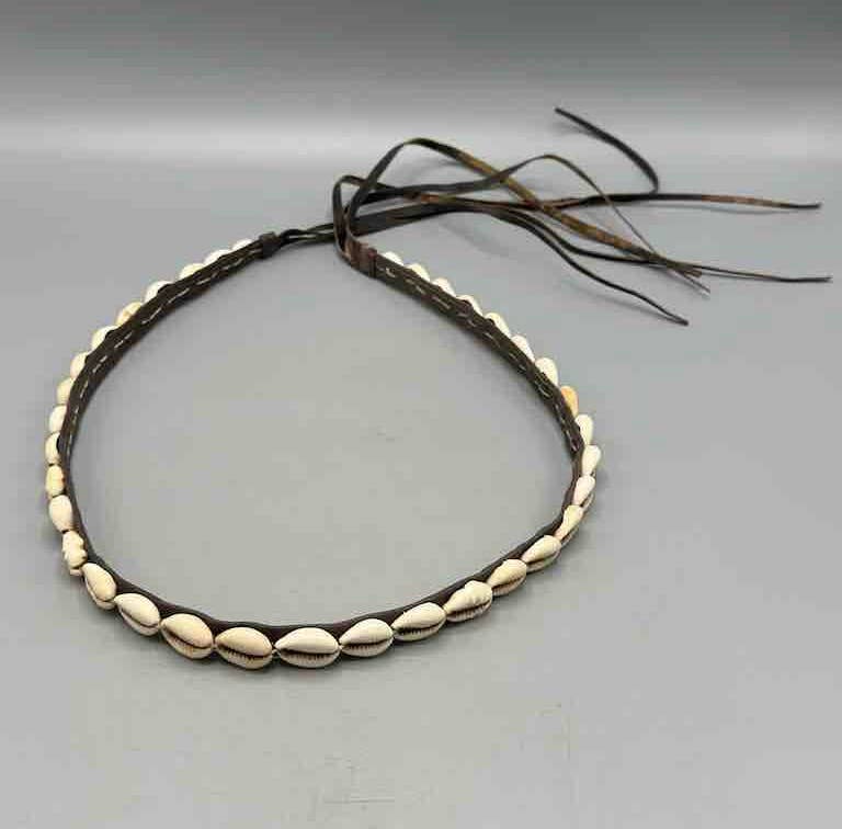 The Niger Bend – Großhandel Gürtel – Damen – Schmaler afrikanischer Krawattenverschluss aus echtem Kaurimuschelleder64