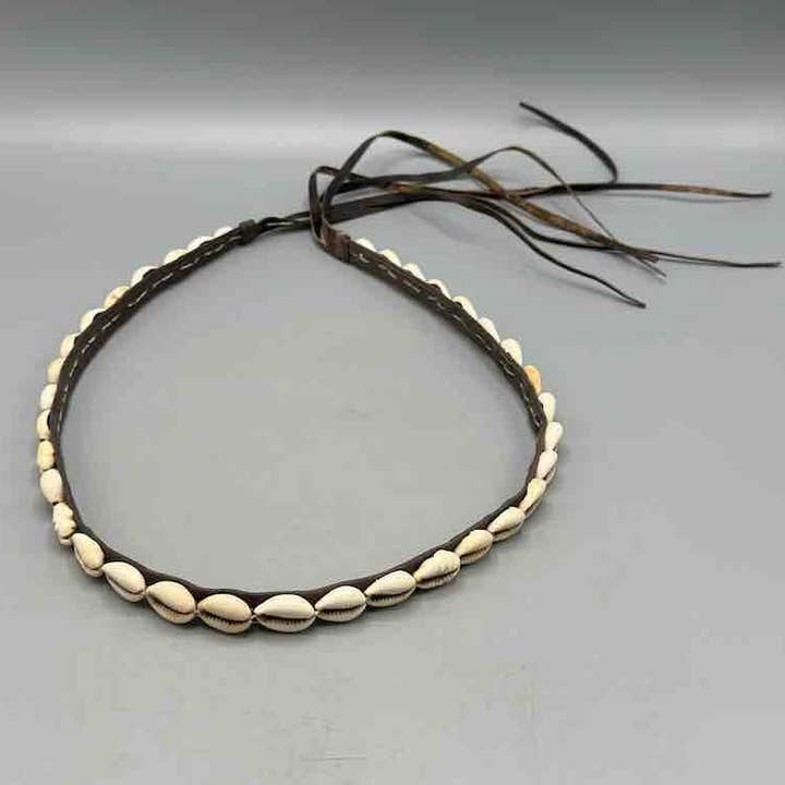 The Niger Bend – Großhandel Gürtel – Damen – Schmaler afrikanischer Krawattenverschluss aus echtem Kaurimuschelleder64