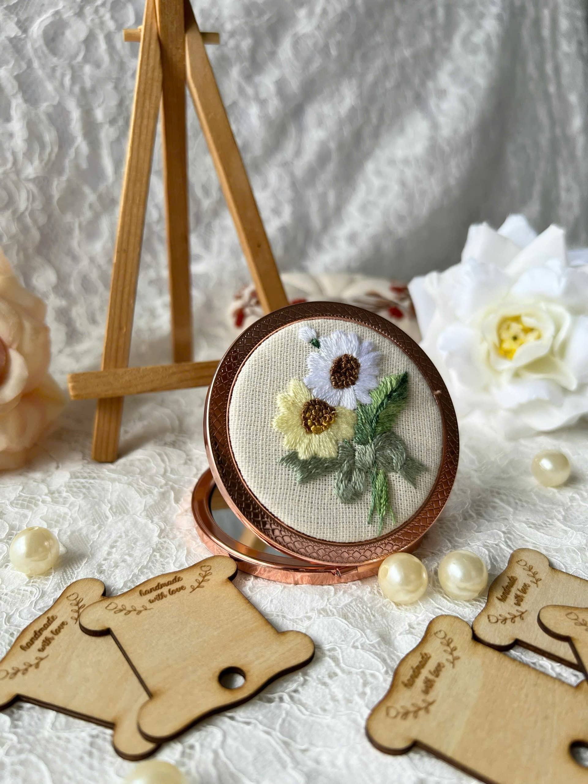 Maple Dream Store – Engroshandel Kompaktspejl – Lomme-spejl med vintage blomstermotiv, håndbroderet23