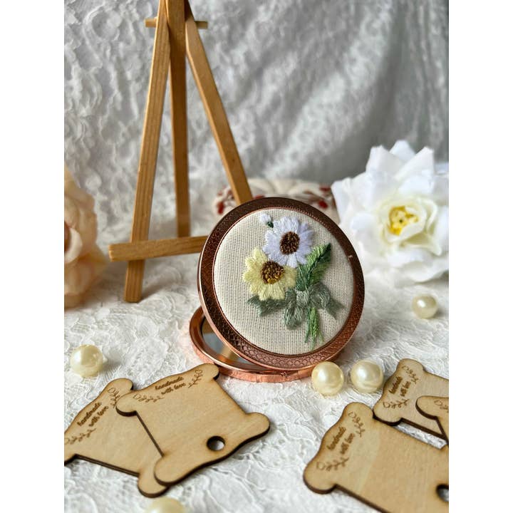 Maple Dream Store – Engroshandel Kompaktspejl – Lomme-spejl med vintage blomstermotiv, håndbroderet23