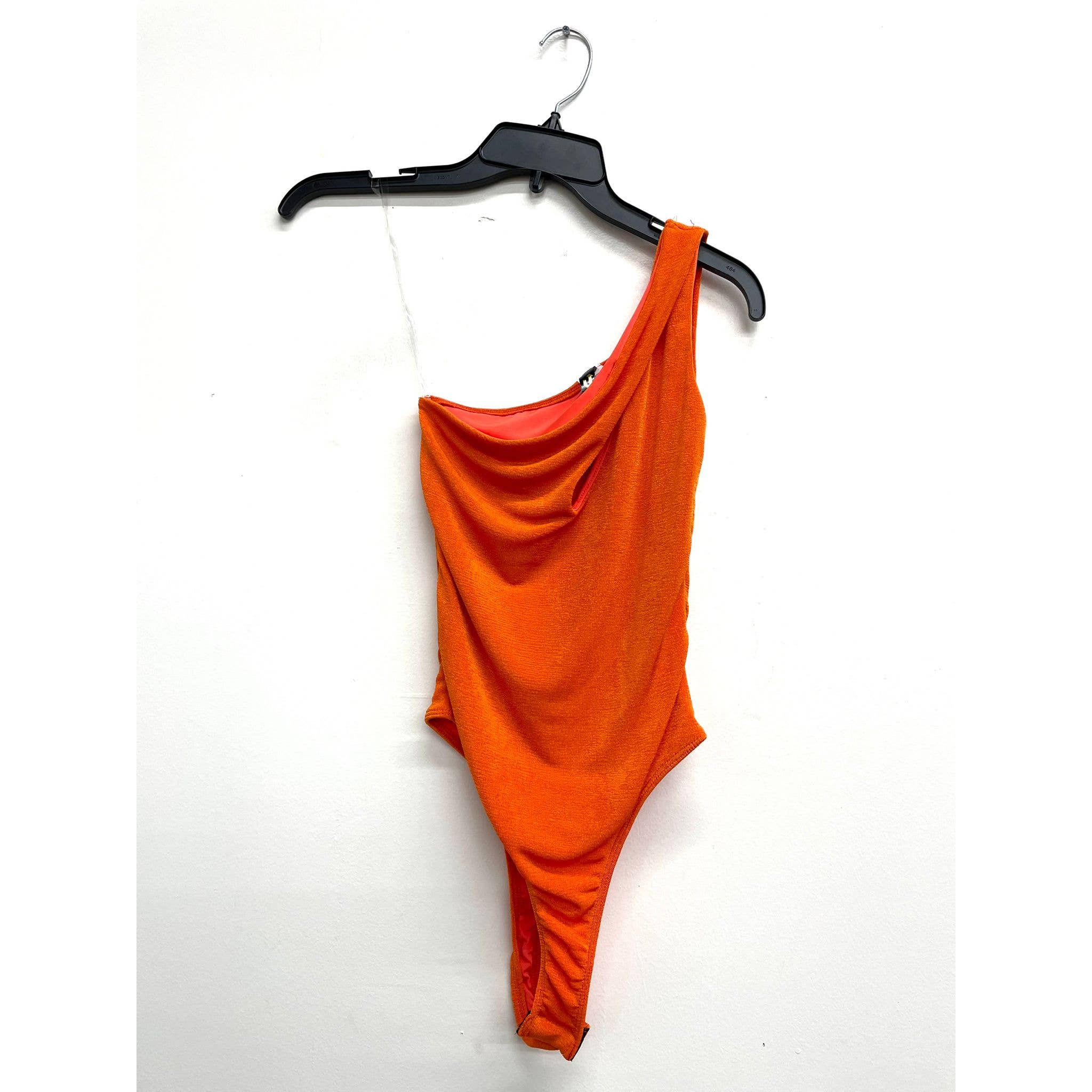 Uptown Apparel - Vente Body – femme - Body doublé à une épaule découpée à une épaule J68235