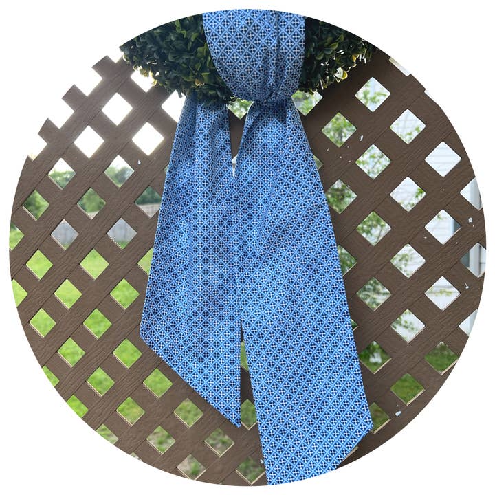 Écharpe murale en diamant impérial bleu designer pour la vente par THE ROYALTY COLLECTION