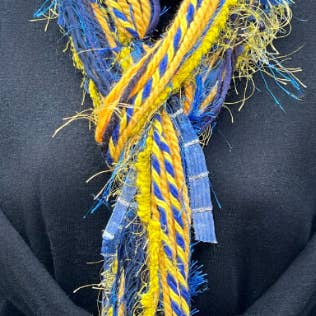 Scarves of Westwood – Engroshandel Tørklæde - Dame – Håndlavet majs og blåt tørklæde - Game Day Collection