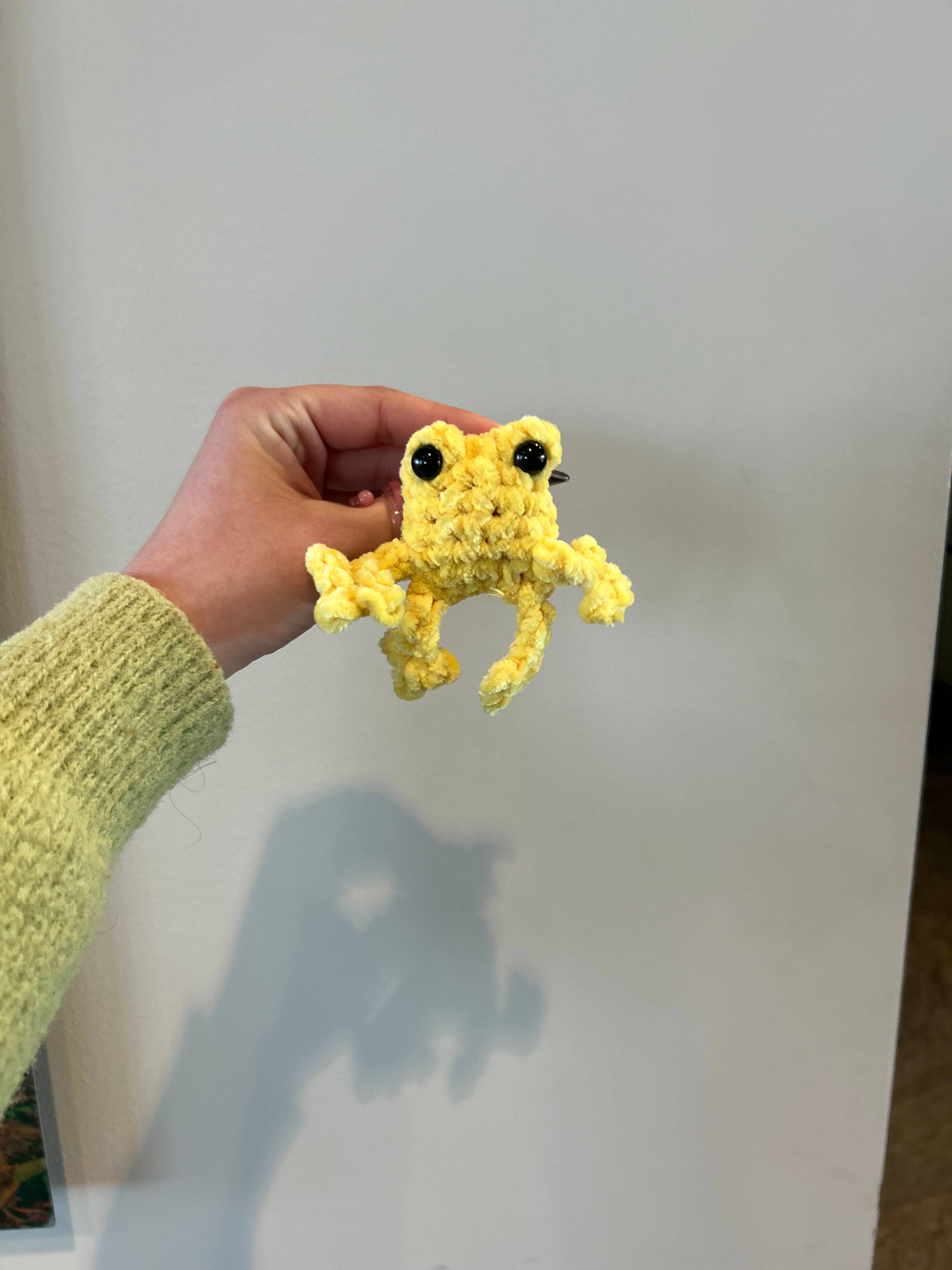 Crochet by Jolene – wholesale Dekorativ berlock för bil – Unisex – Virkade groda bilventilationsklämmor1