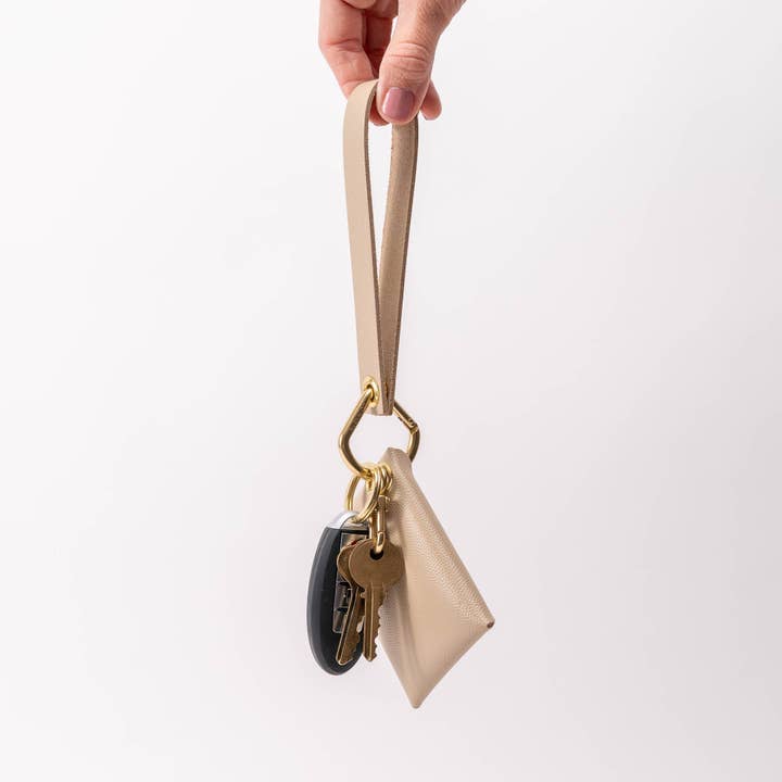 Avryn Co. - Vente Portefeuille – femme - Ensemble de porte-monnaie et pochette en cuir grainé couleur sable tan3