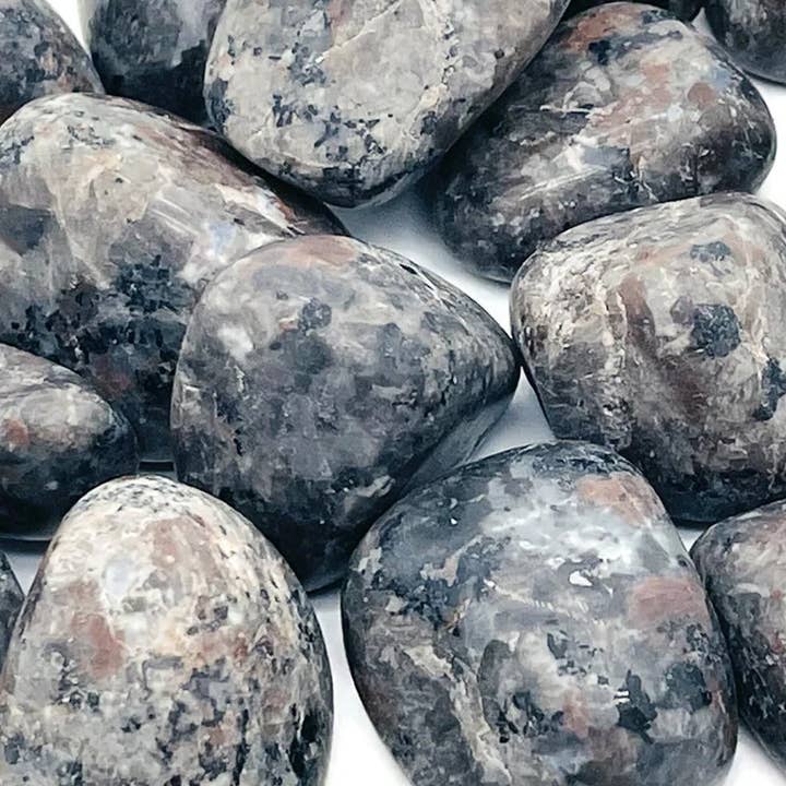 Yooperlite Russie A (pierre roulée) pour la vente par La Boîte à Cailloux